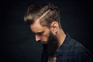 Fryzury męskie długie – nowoczesne stylizacje i praktyczne porady