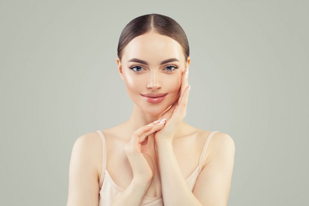 Fryzura do okrągłej twarzy - modne cięcia i inspiracje 2023