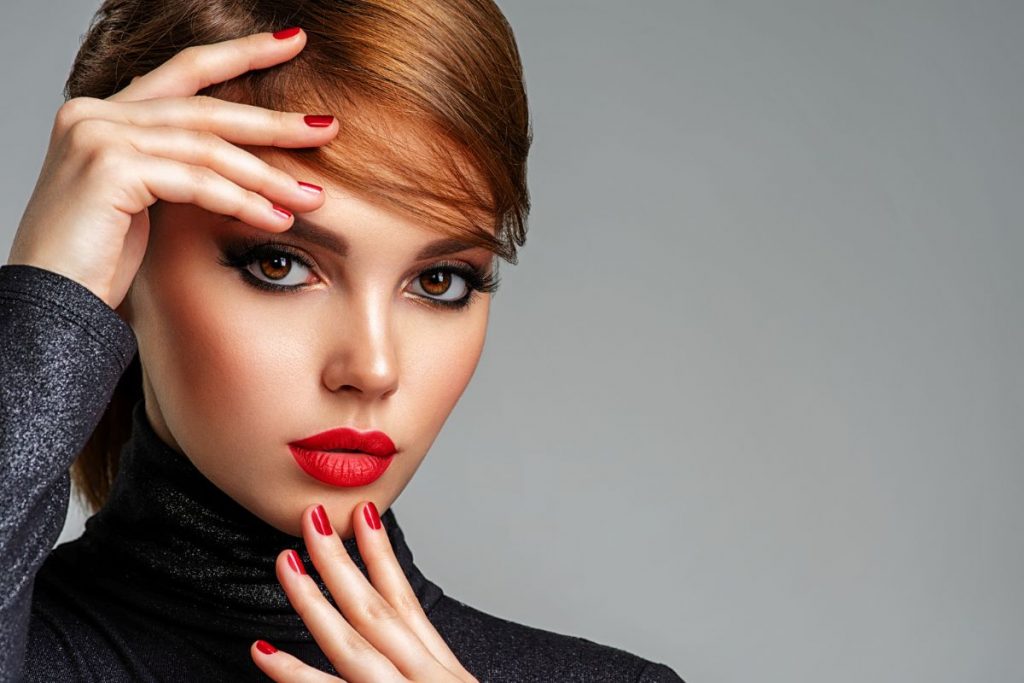 Krótkie włosy z grzywką - trendy i propozycje na 2023 rok